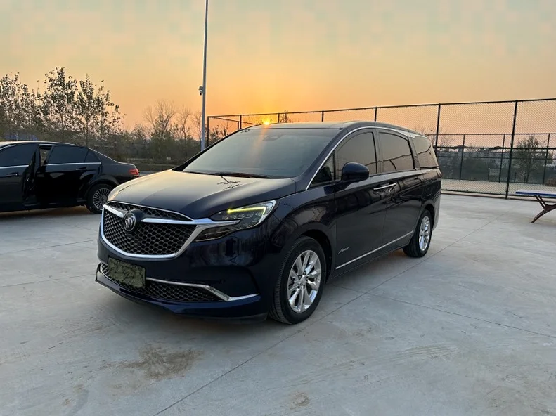 别克GL8 正面外观二