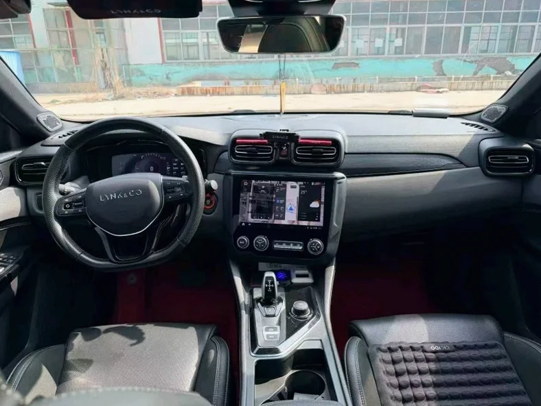 领克03 内饰前排