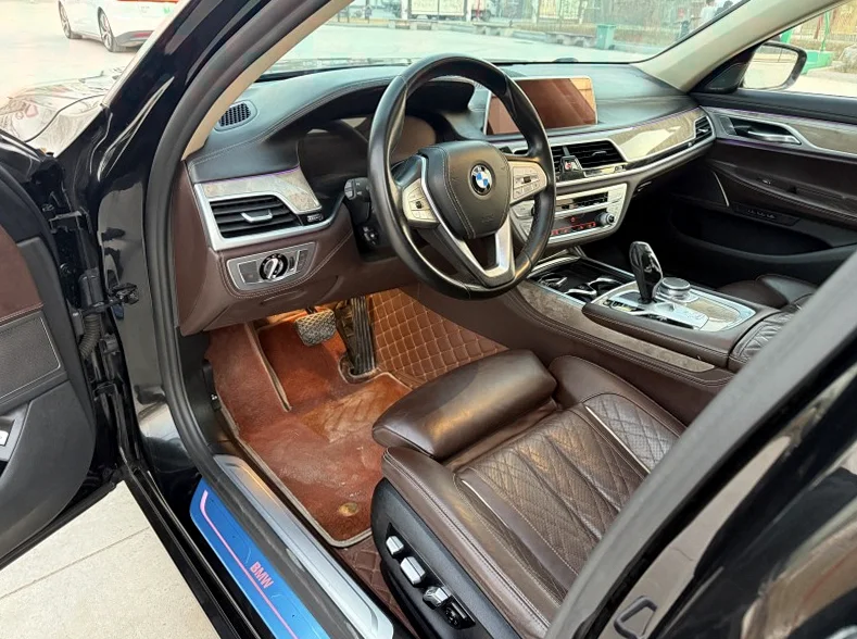 宝马7系 后面外观一