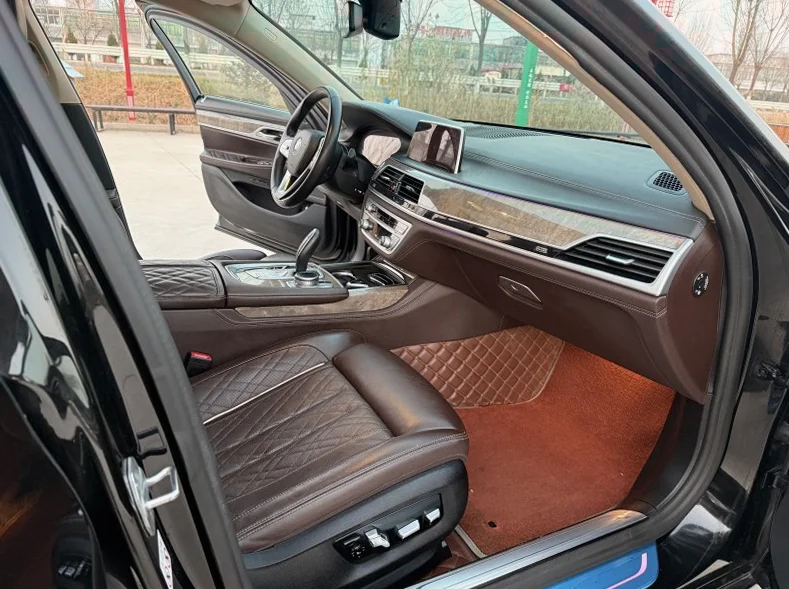 宝马7系 后面外观三