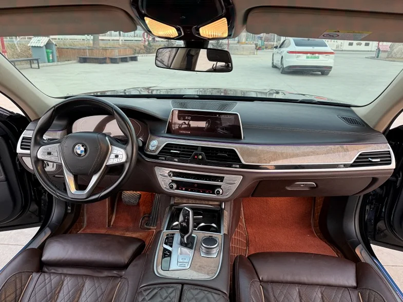 宝马7系 后面外观二