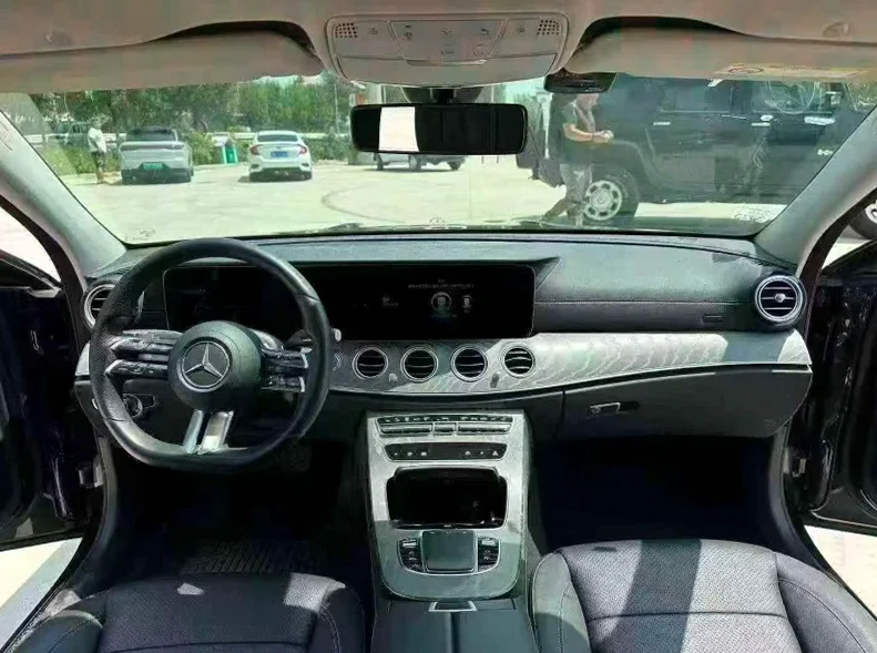 奔驰E 后面外观一