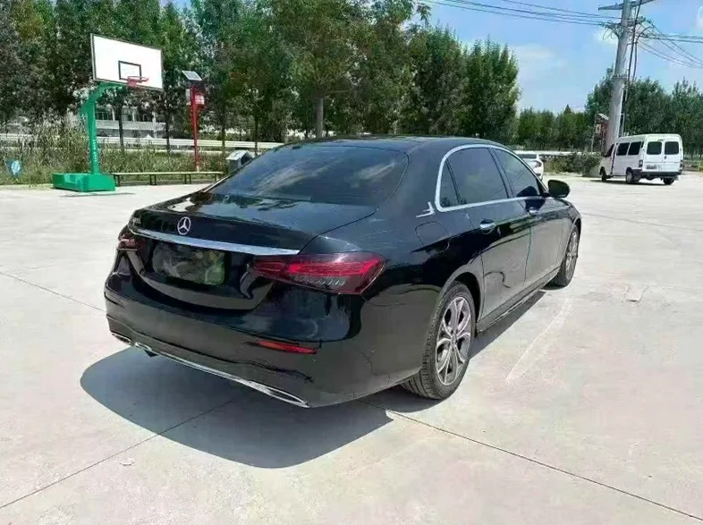 奔驰E 内饰后排