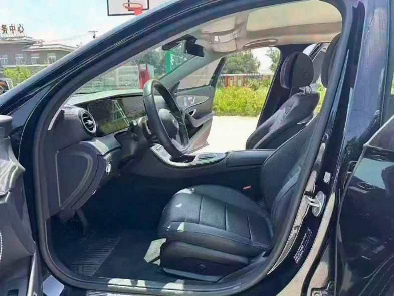 奔驰E 正面外观三