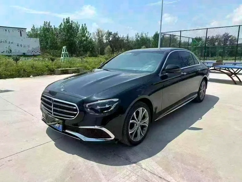 奔驰E 正面外观二