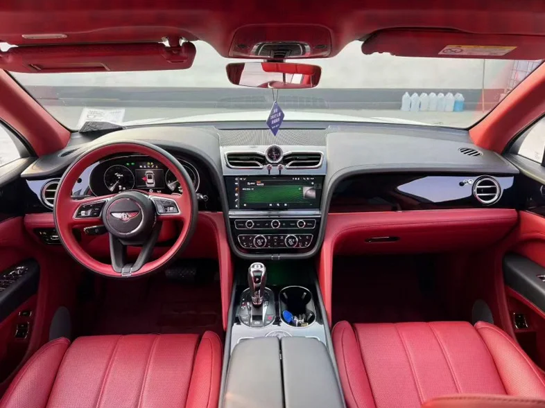 宾利添越 后面外观三