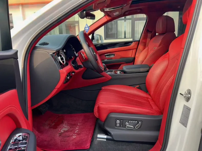 宾利添越 后面外观一