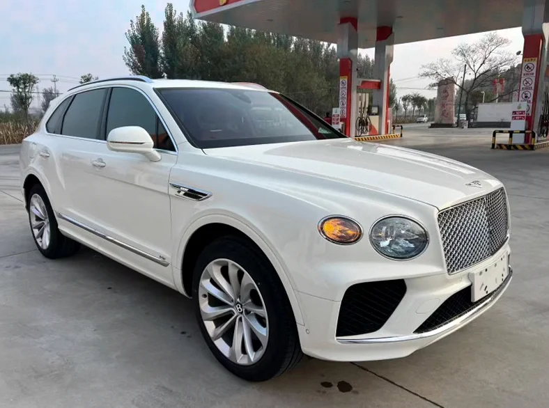 宾利添越 正面外观三