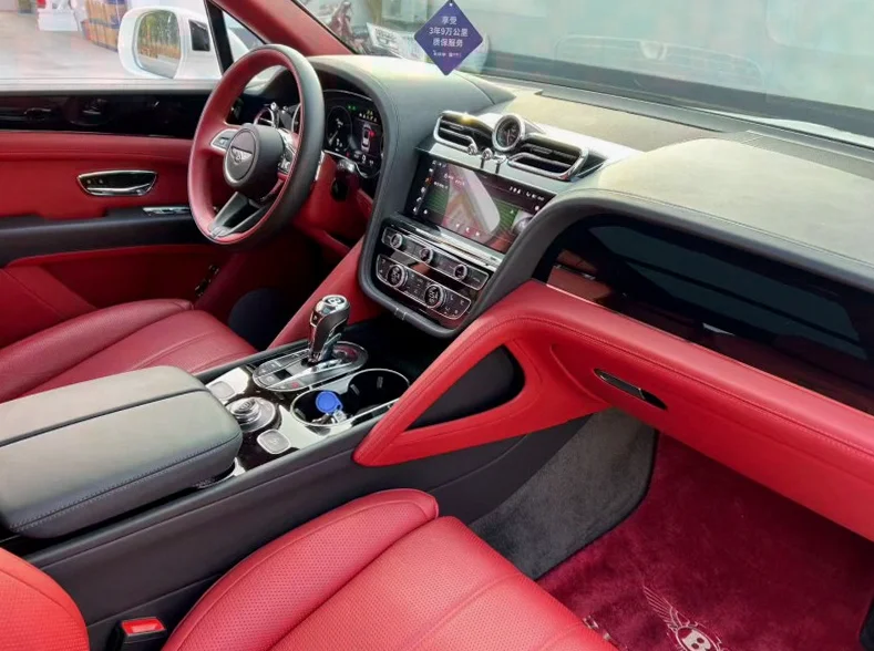 宾利添越 后面外观二