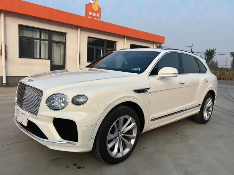 宾利添越 正面外观二