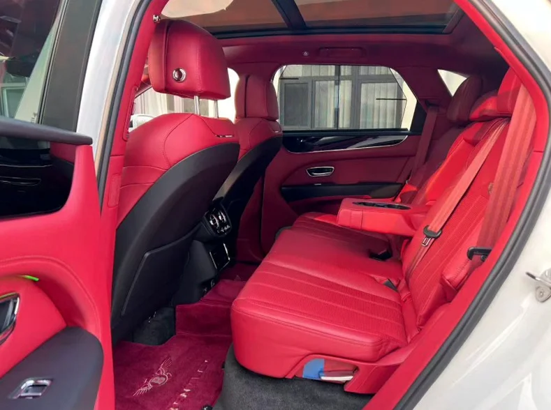 宾利添越 内饰前排