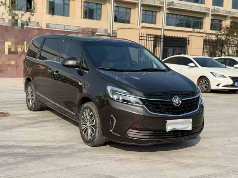 别克GL8 正面外观三