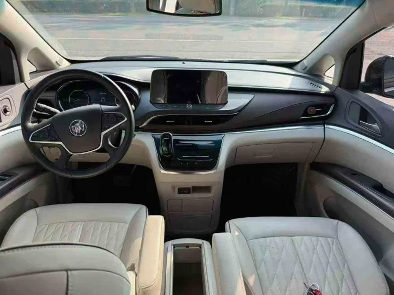 别克GL8 后面外观一