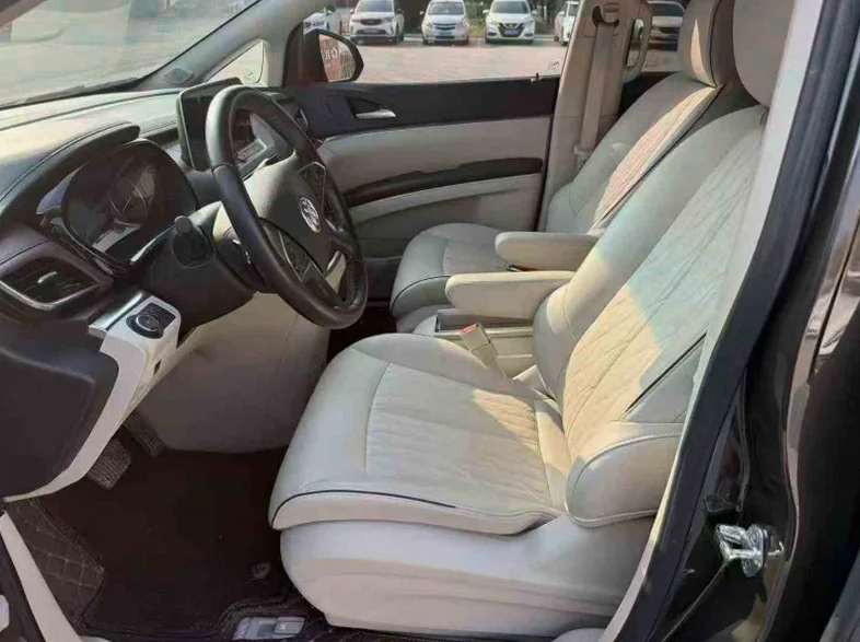 别克GL8 后面外观三