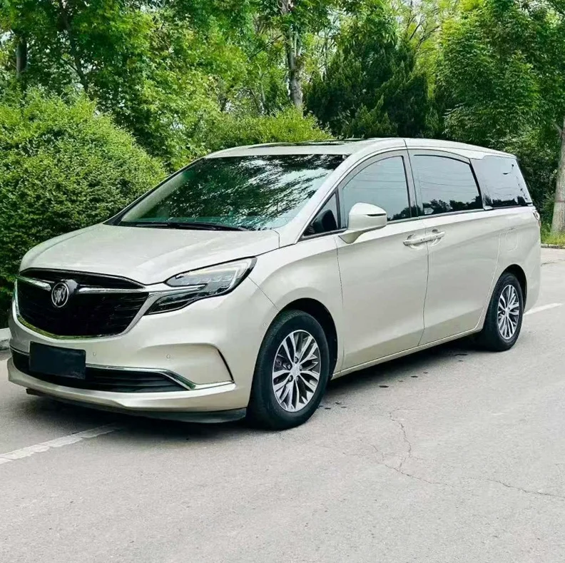 别克GL8 正面外观二