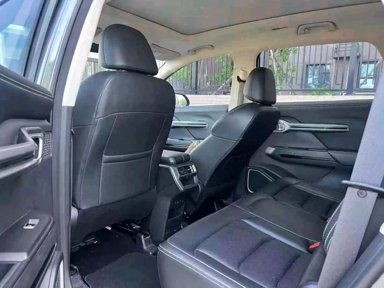 吉利豪越 后面外观二