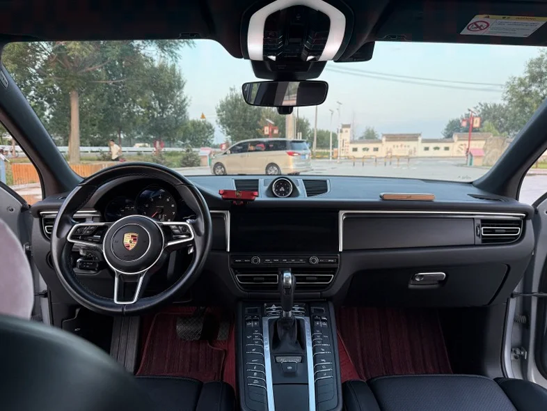 保时捷Macan 后面外观一