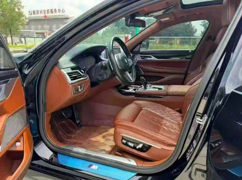 宝马7系 正面外观三