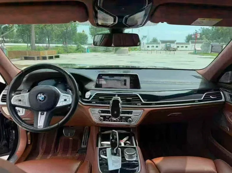 宝马7系 后面外观一