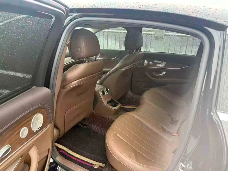 奔驰E 后面外观一