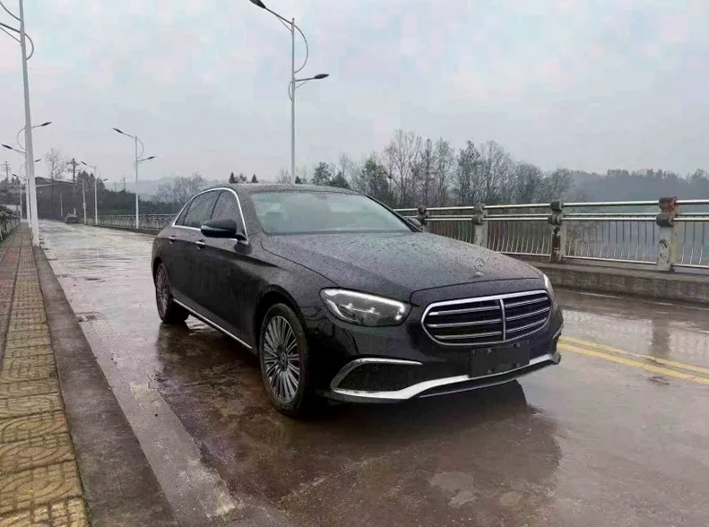 奔驰E 正面外观二