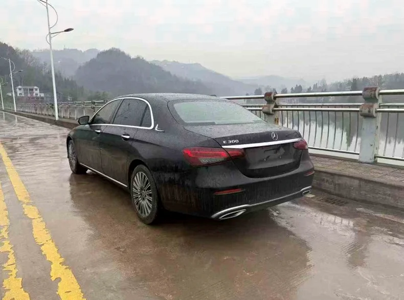 奔驰E 内饰后排