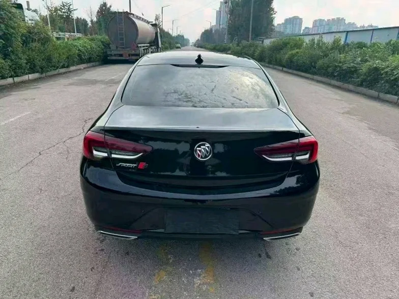 别克君威 内饰后排