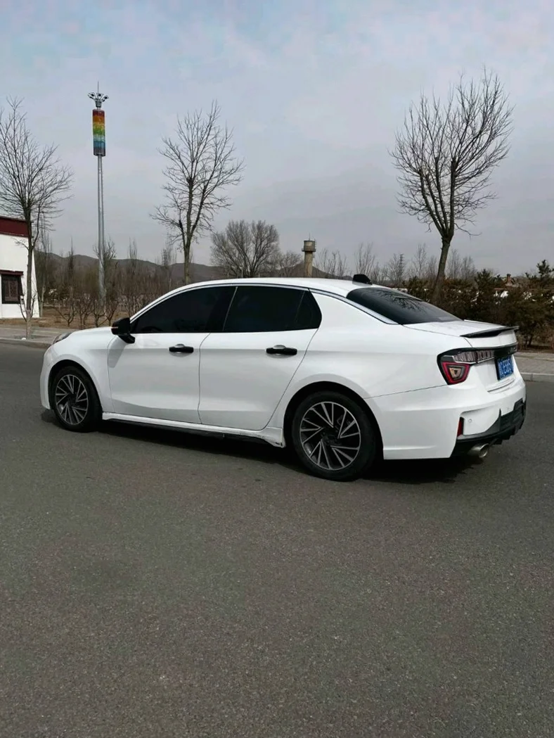 领克03 内饰后排