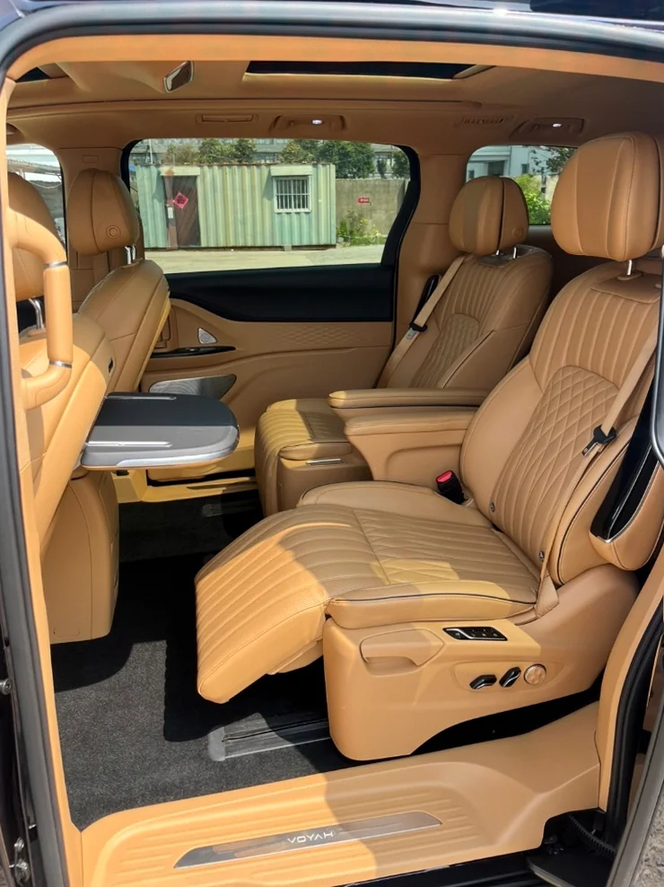 岚图汽车梦想家 驾驶室