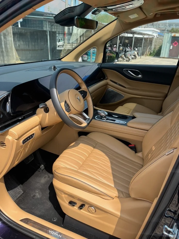 岚图汽车梦想家 内饰前排