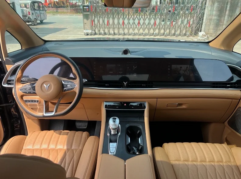 岚图汽车梦想家 内饰后排