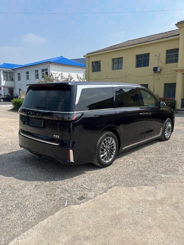 岚图汽车梦想家 后面外观一