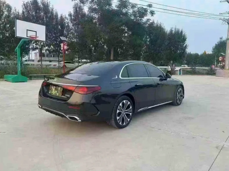 奔驰E 内饰后排