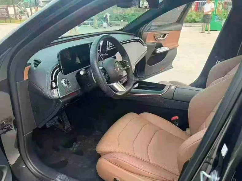 奔驰E 正面外观三