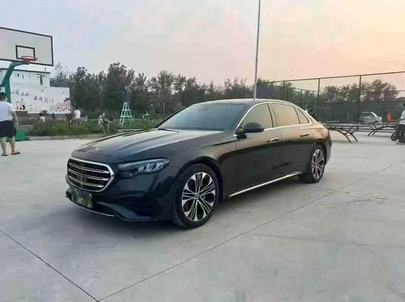 奔驰E 正面外观二