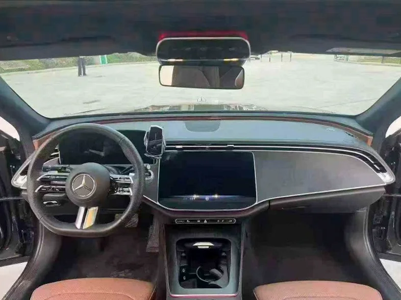 奔驰E 后面外观一