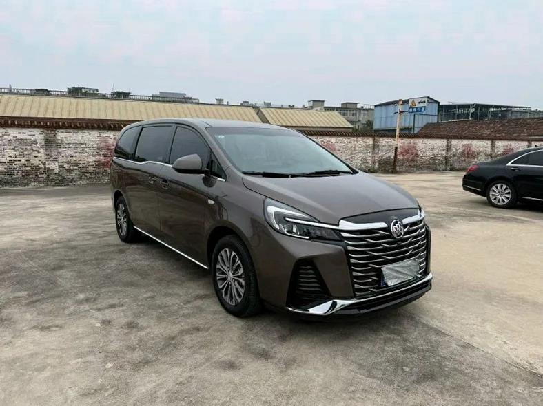 别克GL8 正面外观三