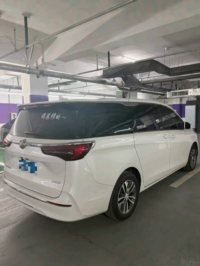 别克GL8 后面外观二