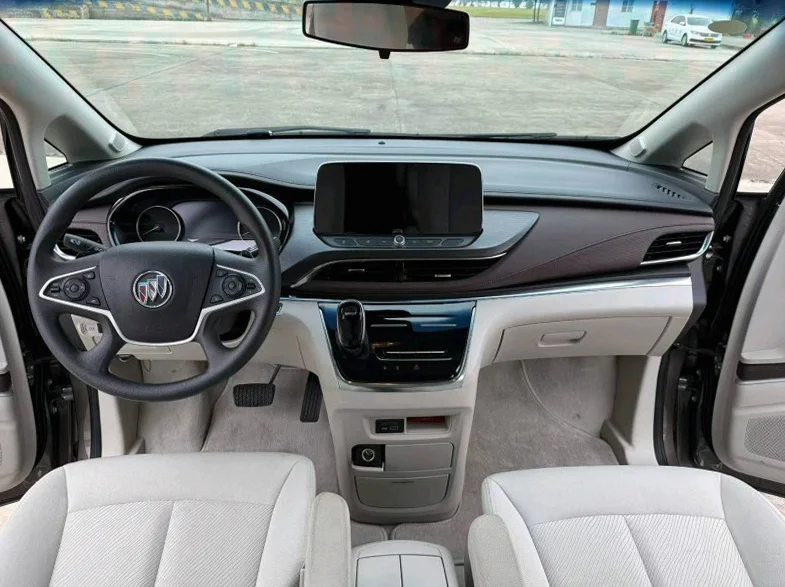 别克GL8 后面外观一