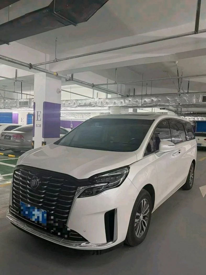 别克GL8 正面外观二