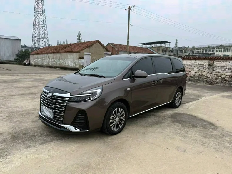 别克GL8 正面外观二