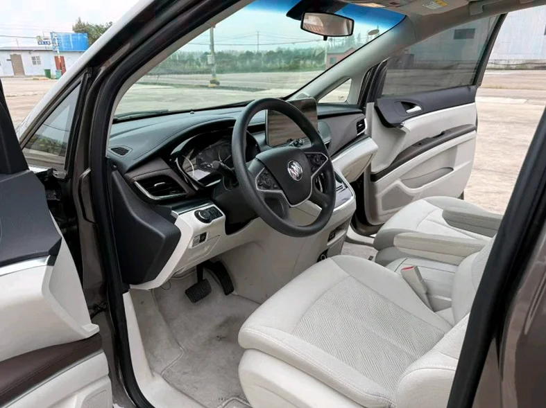 别克GL8 后面外观三