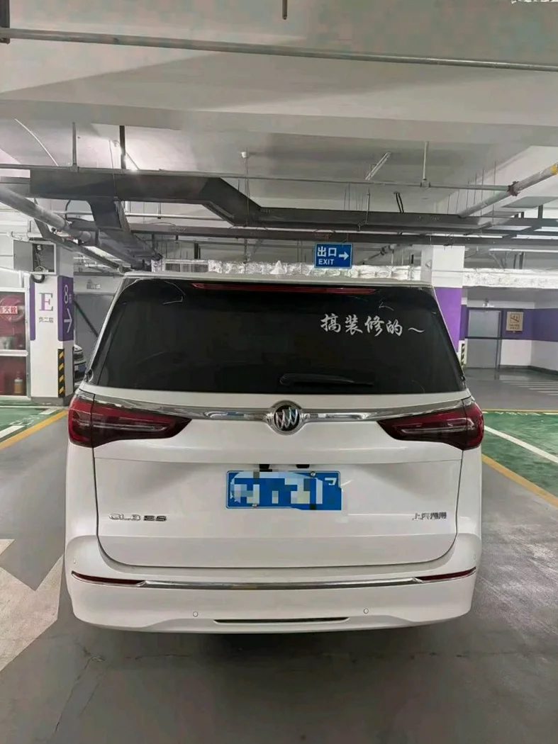 别克GL8 后面外观三