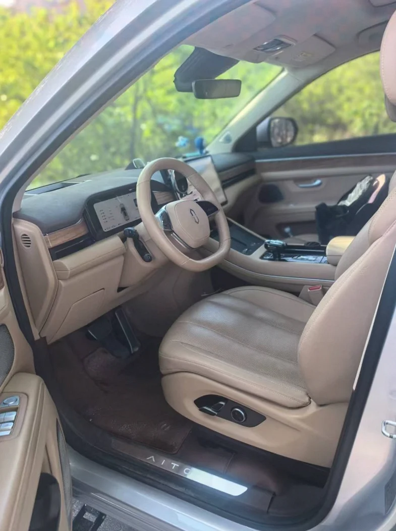 华为智选问界 后面外观一