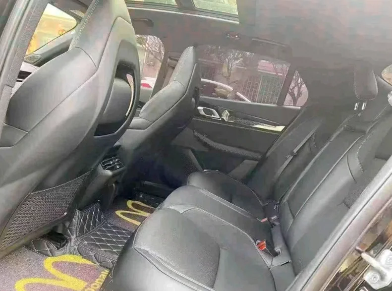 领克03 内饰后排