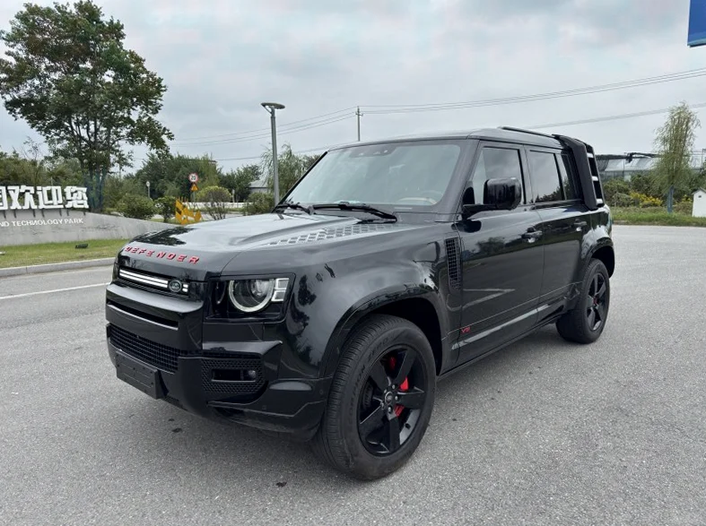 路虎卫士 正面外观三