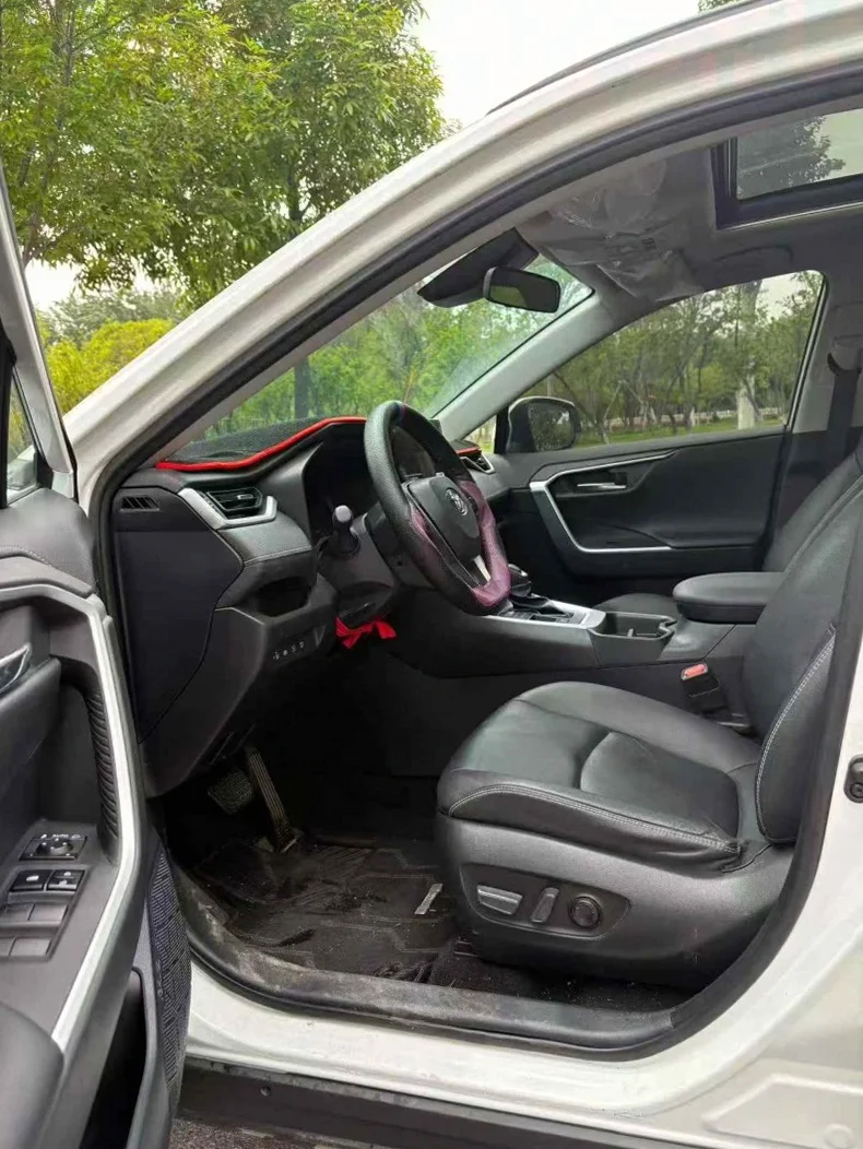 丰田RAV4 后面外观三