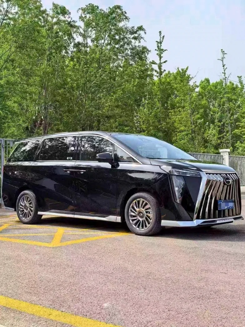 传祺M8 正面外观二