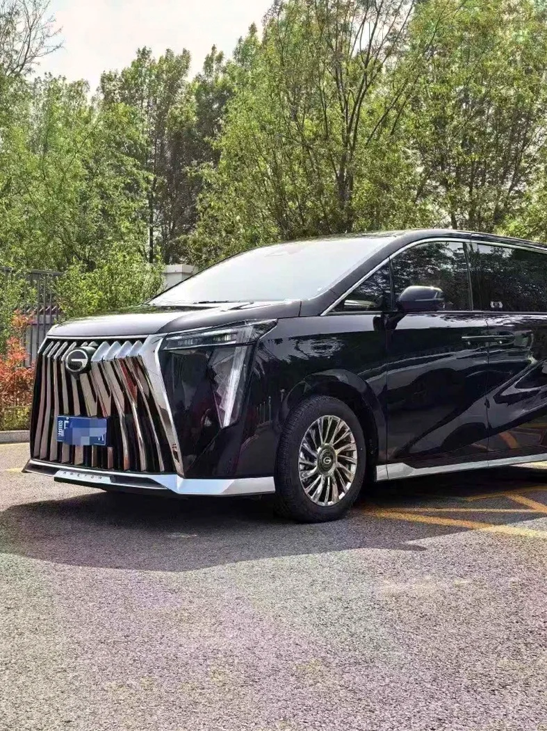 传祺M8 正面外观三