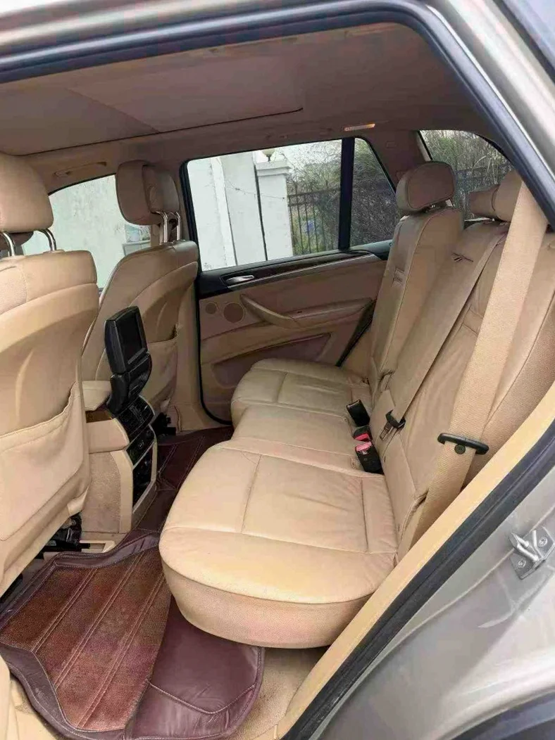 宝马X5 后面外观三